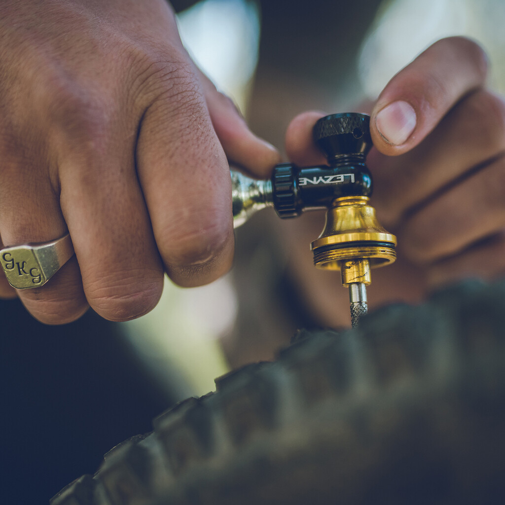 Lezyne - Tubeless Co2 Blaster W/O Co2 - black/gold